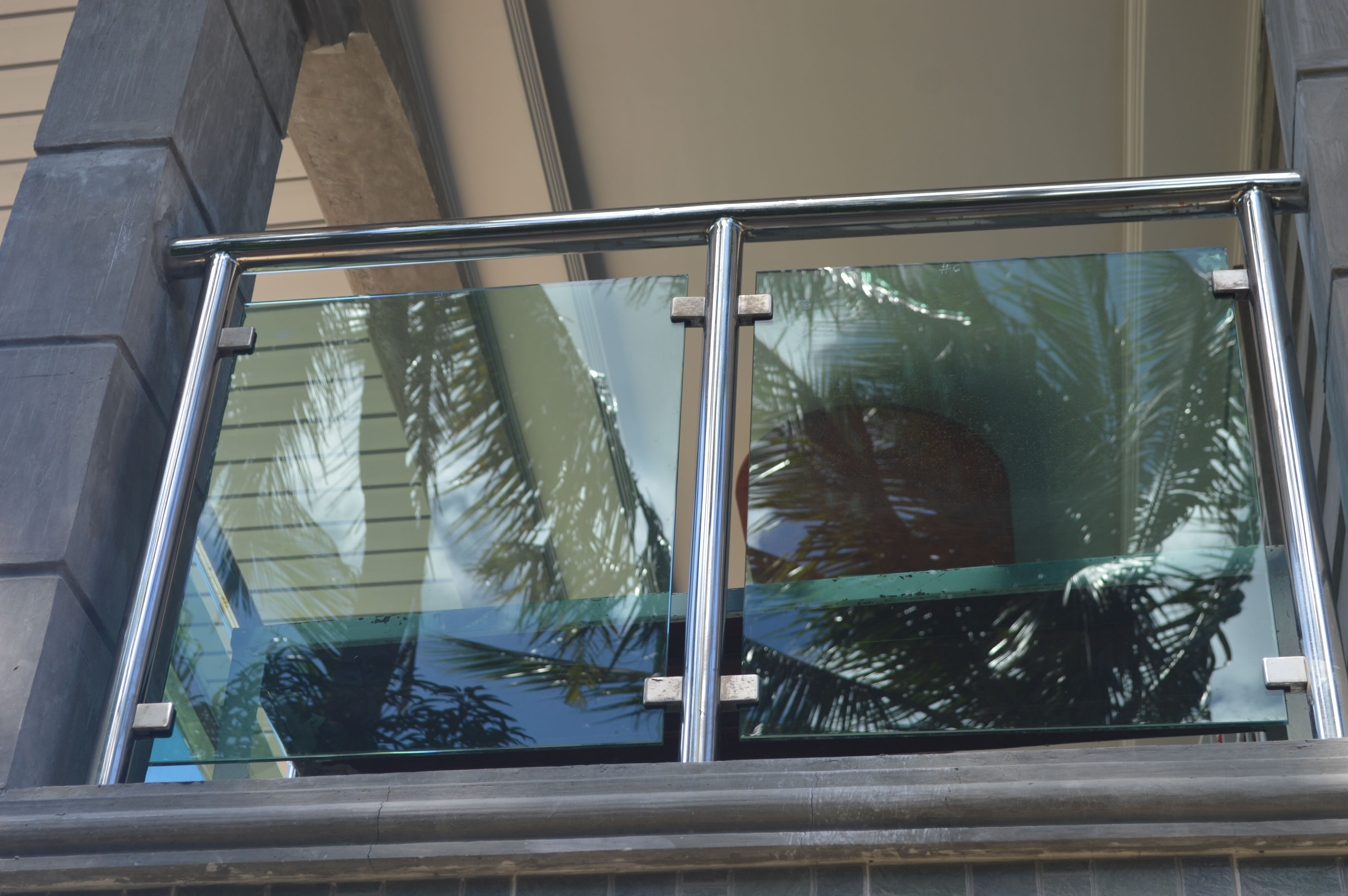 Modern Glass Balcony Railing | Cavitetrail, Glass Railings ...