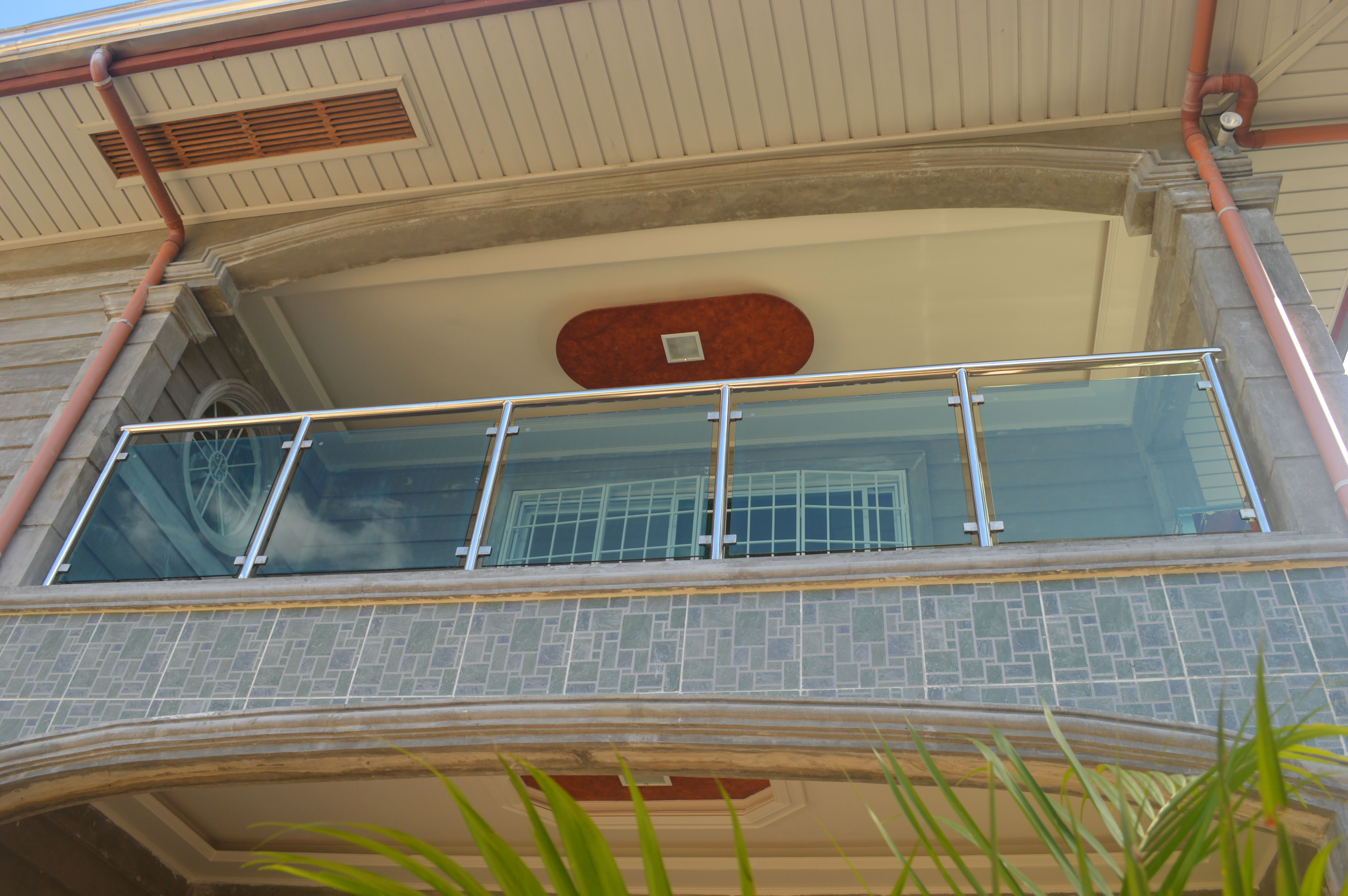 Modern Glass Balcony Railing | Cavitetrail, Glass Railings ...